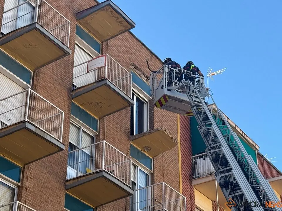 Bomberos trabajan en controlar el desprendimeinto de un voladizo en Pablo Morillo