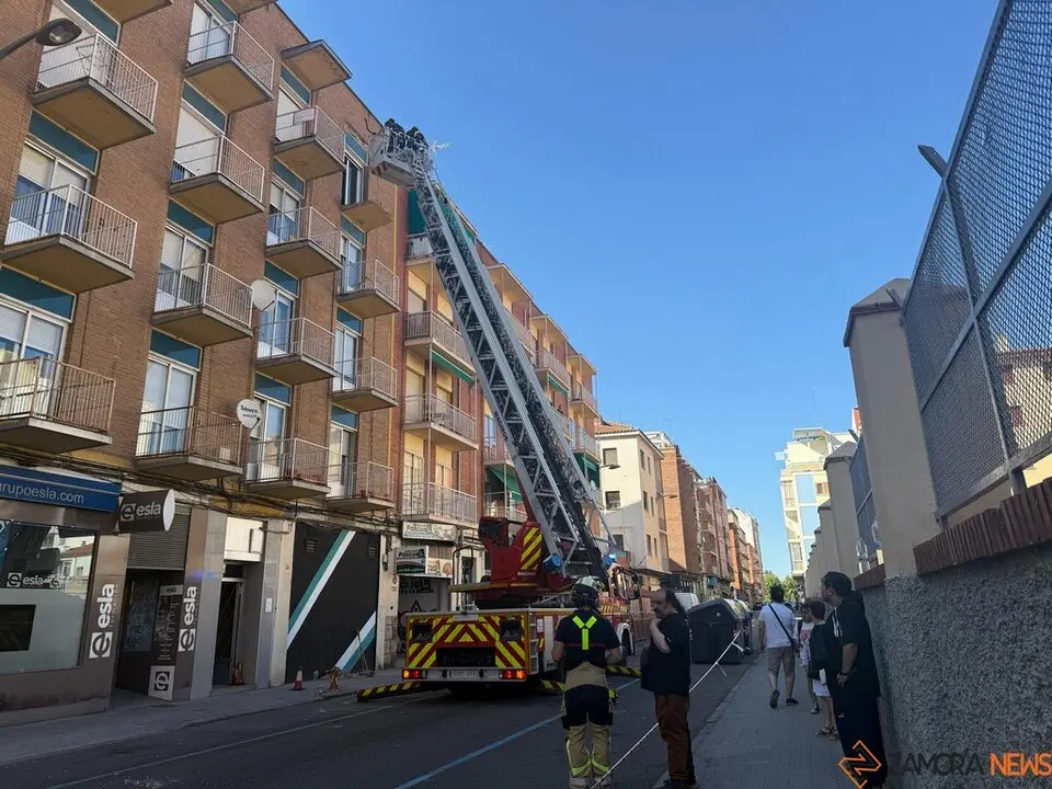 Bomberos trabajan en controlar el desprendimeinto de un voladizo en Pablo Morillo_2