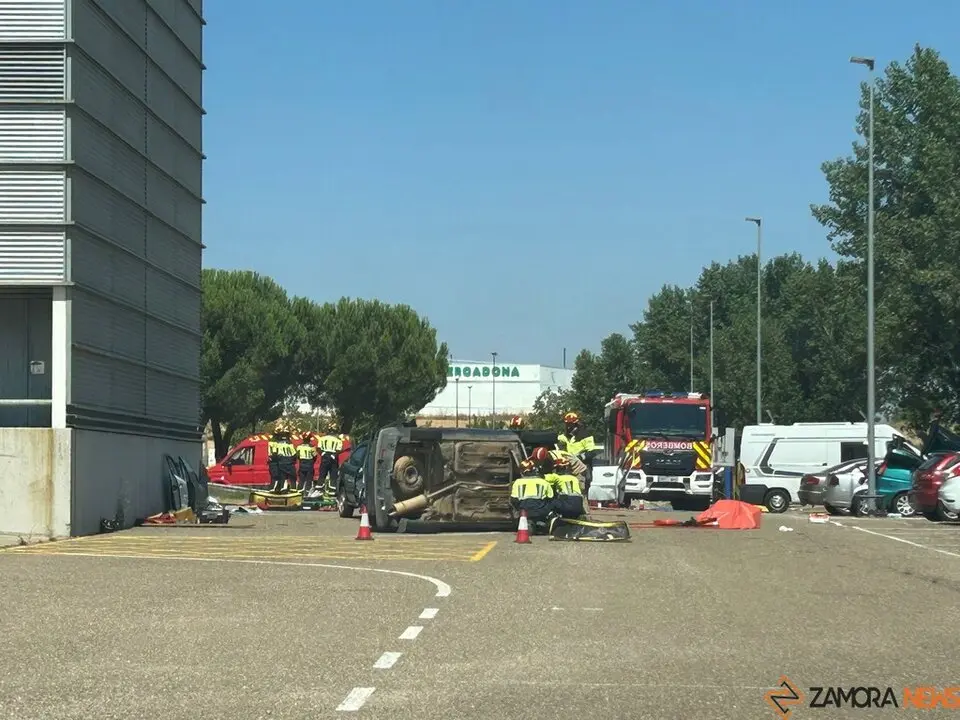 Bomberos de la Diputación practican maniobras en el IFEZA