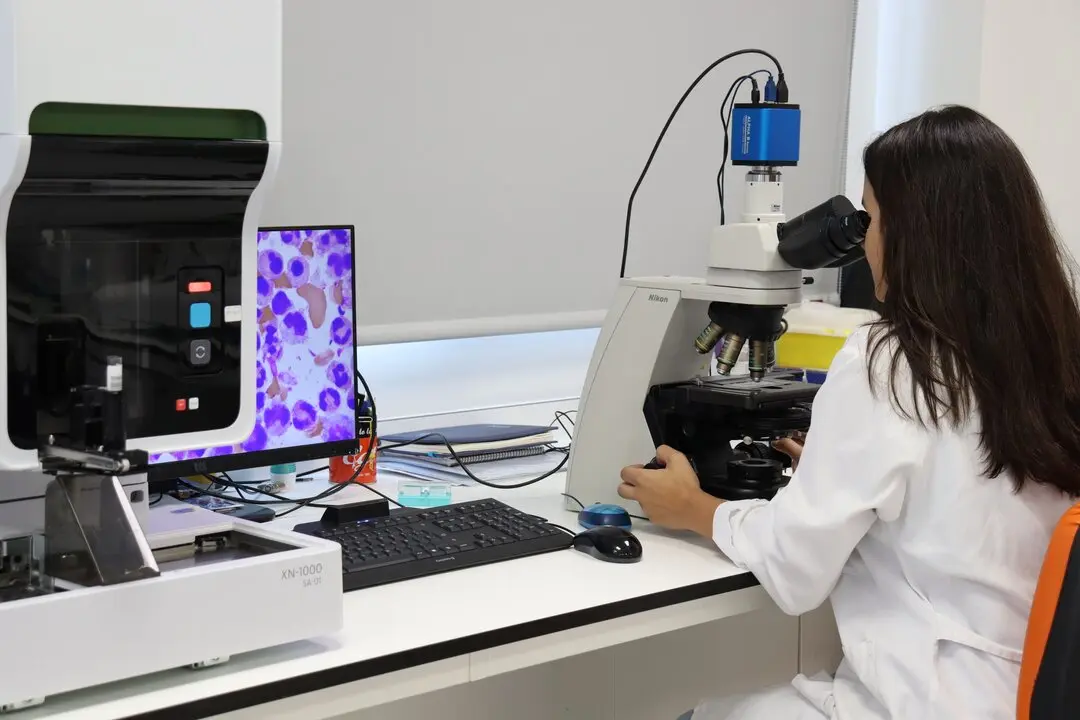 Análisis de células en microscopio con tecnología avanzada