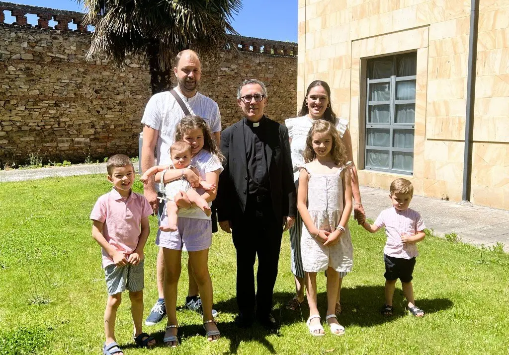 Eduardo, Ángela y sus cinco hijos Lucía, Mencía, Eduardo, Miguel y Candela