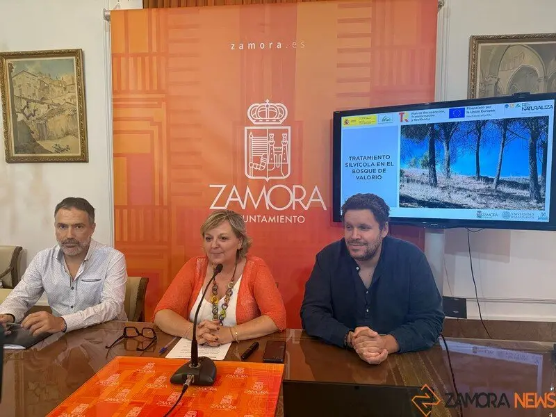 la concejala de Urbanismo, Ana Belén González, junto con Víctor Colino y Asier Sainz 