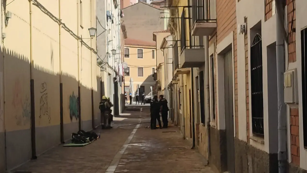 Intrvención de los bomberos en un incendio en la calle Mompayo en Zamora