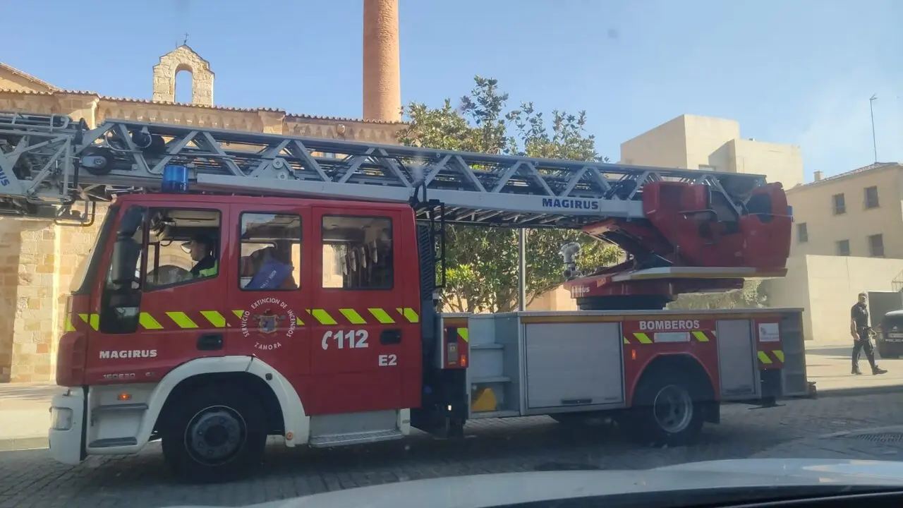 Bomberos incendio calle Mompayo Zamora