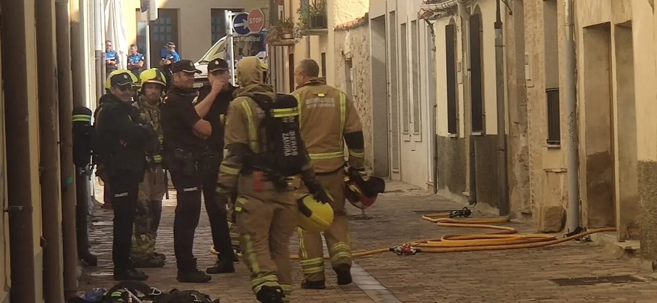 Bomberos incendio calle Mompayo Zamora