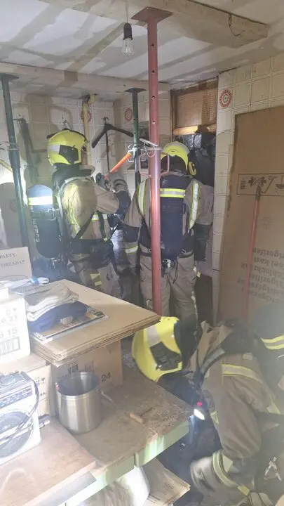 Bomberos incendio calle Mompayo Zamora
