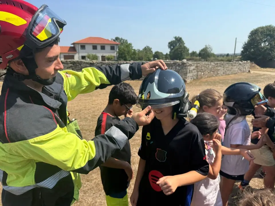 Los bomberos de Rionegro del Puente visitan el campamento infantil de Villardeciervos