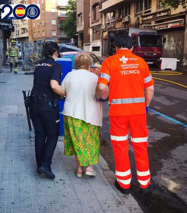 La Policía Nacional interviene tras la explosión de gas en y auxila a los vecinos afectados