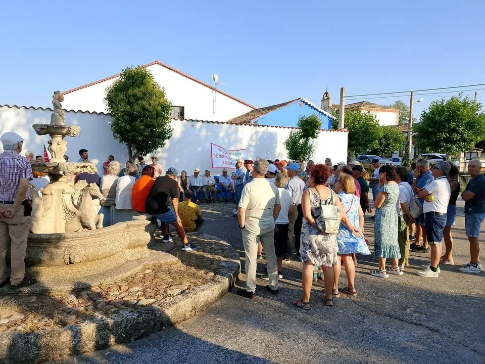Protesta masiva en Villardondiego contra el proyecto de planta de biogás