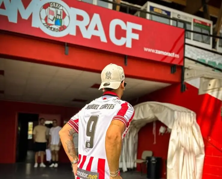El artista Manuel Cortés visita al Zamora CF en el Ruta de la Plata