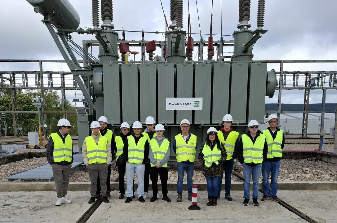 Alumnos junto al transformador de i-DE de Villímar