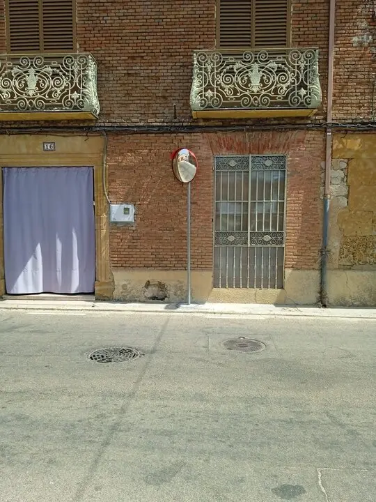 espejos viales en Moraleja del Vino  (1). imagen de archivo