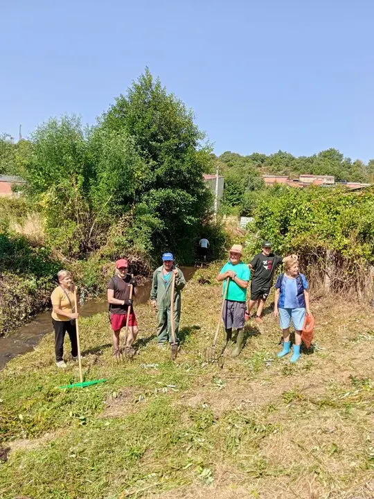 Voluntarios Riofrío de Aliste limpan el rio