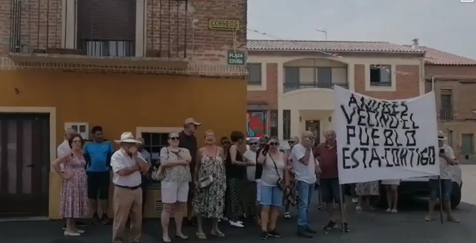 Vecinos de El Perdigón protestanpor el cierre del bar El Caneco 