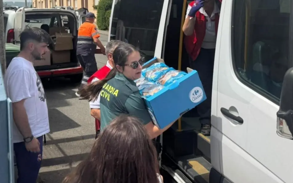 Así son trasladados los desalojados por los incendios