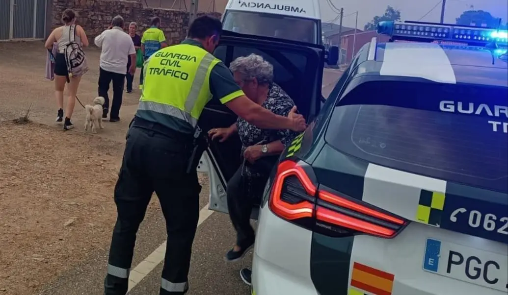 Así son trasladados los desalojados por los incendios