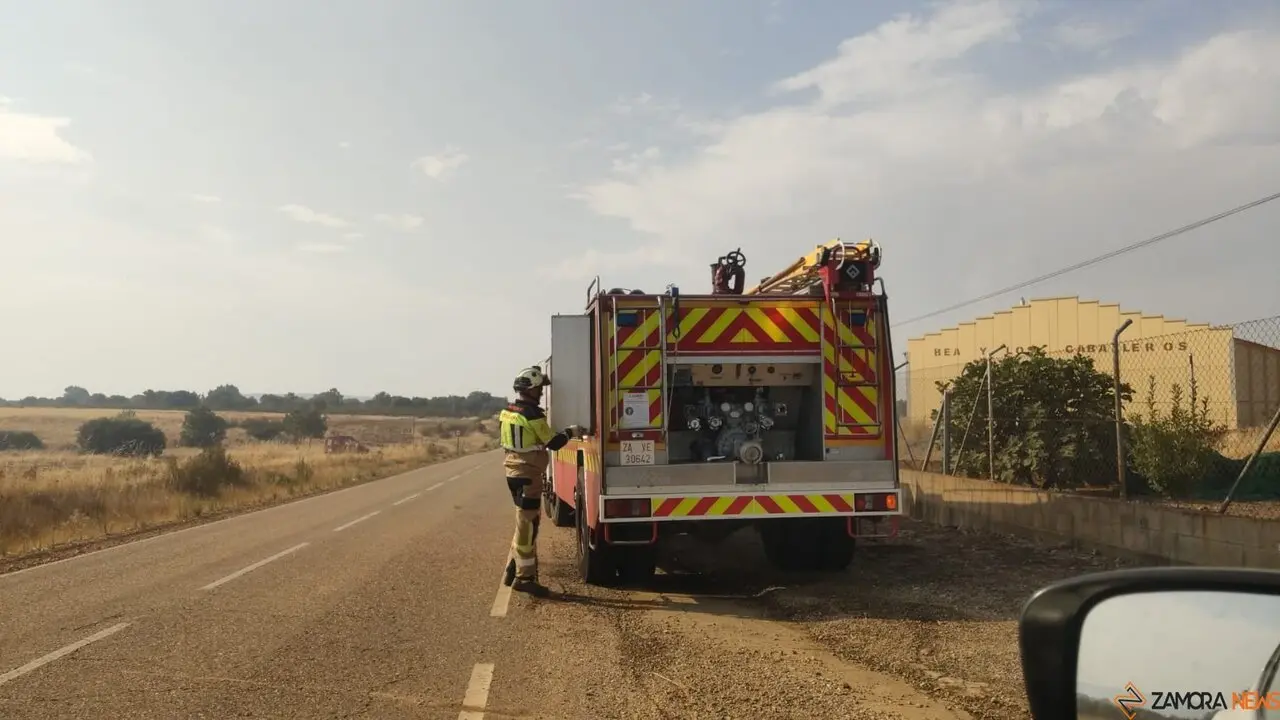 Los bomberos combaten los incendios en la provincia