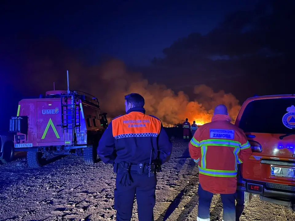 Los bomberos y Protección Civil mantienen la lucha contra el incendio en Puercas
