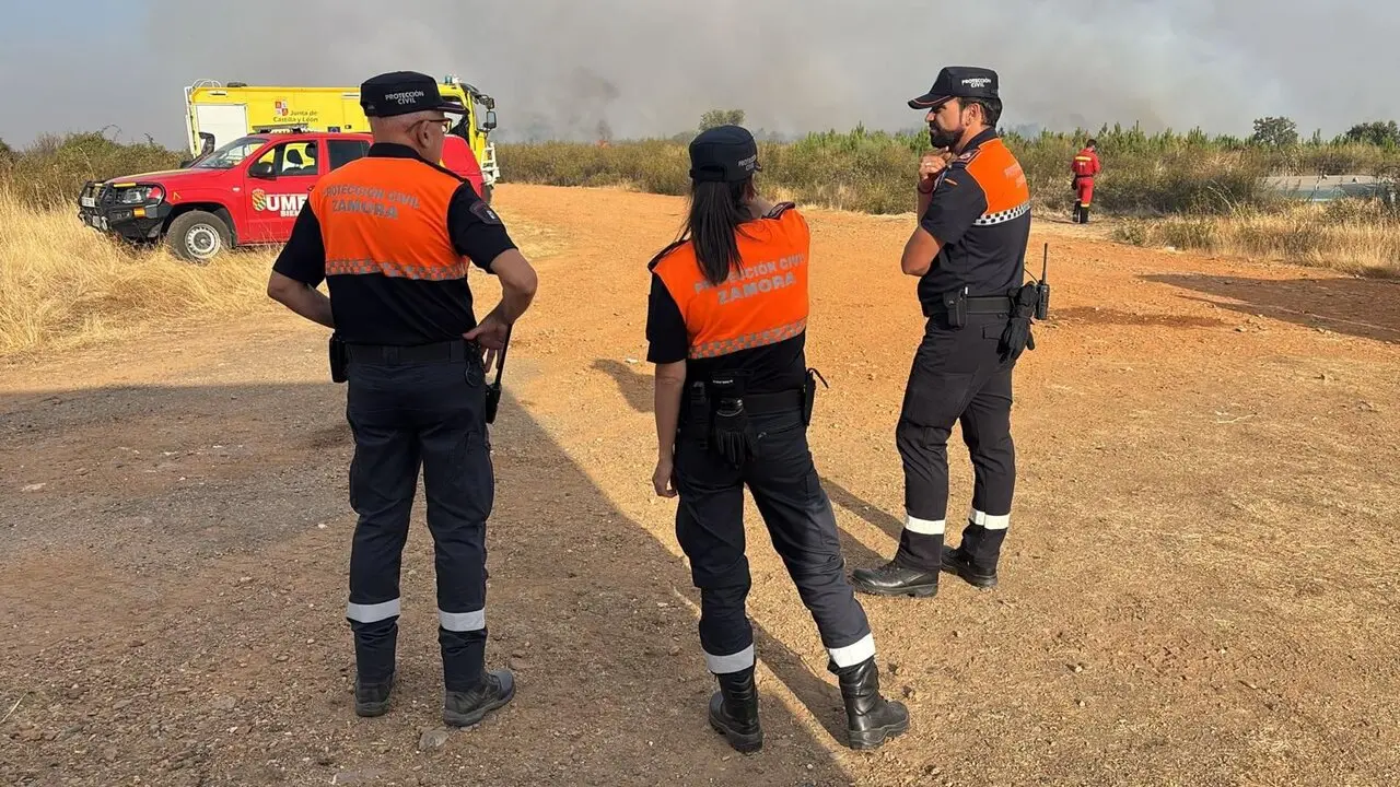 Los bomberos y Protección Civil mantienen la lucha contra el incendio en Puercas