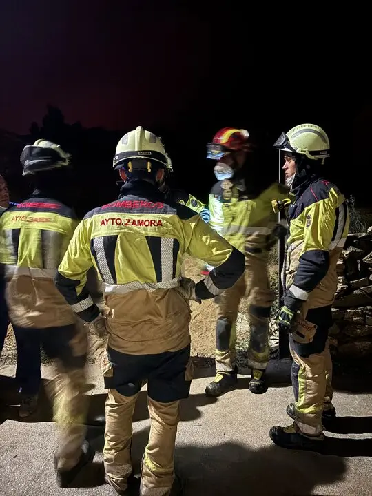 Los bomberos y Protección Civil mantienen la lucha contra el incendio en Puercas