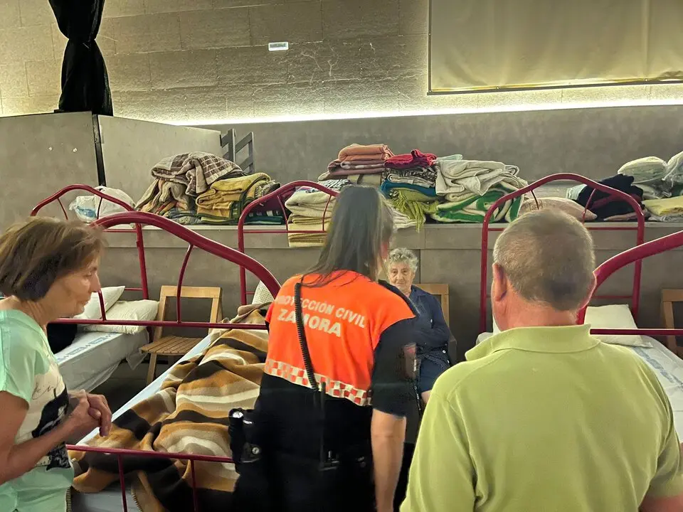 Los bomberos y Protección Civil mantienen la lucha contra el incendio en Puercas