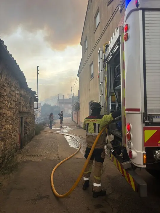 Los bomberos y Protección Civil mantienen la lucha contra el incendio en Puercas