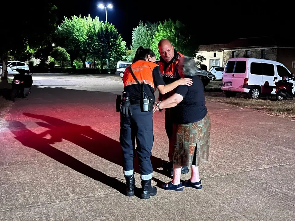 Los bomberos y Protección Civil mantienen la lucha contra el incendio en Puercas
