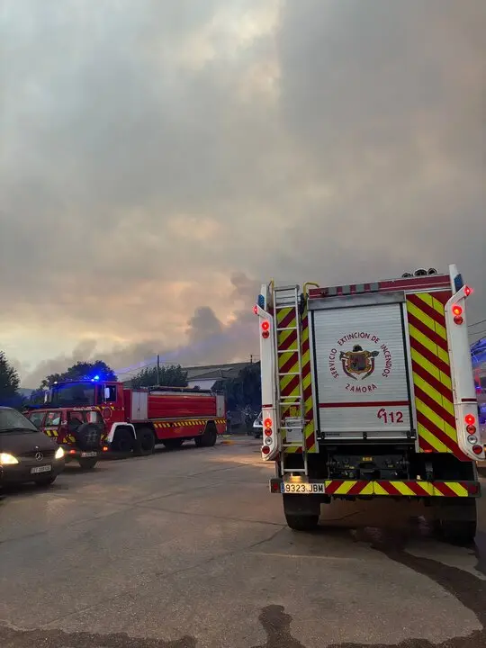 Los bomberos y Protección Civil mantienen la lucha contra el incendio en Puercas