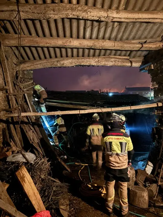 Los bomberos y Protección Civil mantienen la lucha contra el incendio en Puercas