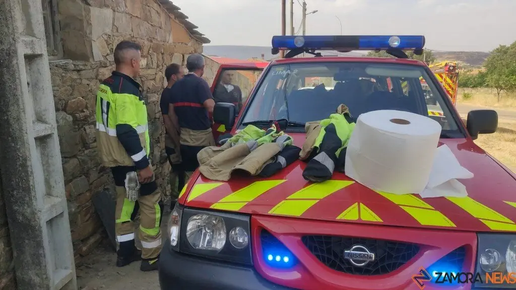 Efectivos de emergencias contra el fuego