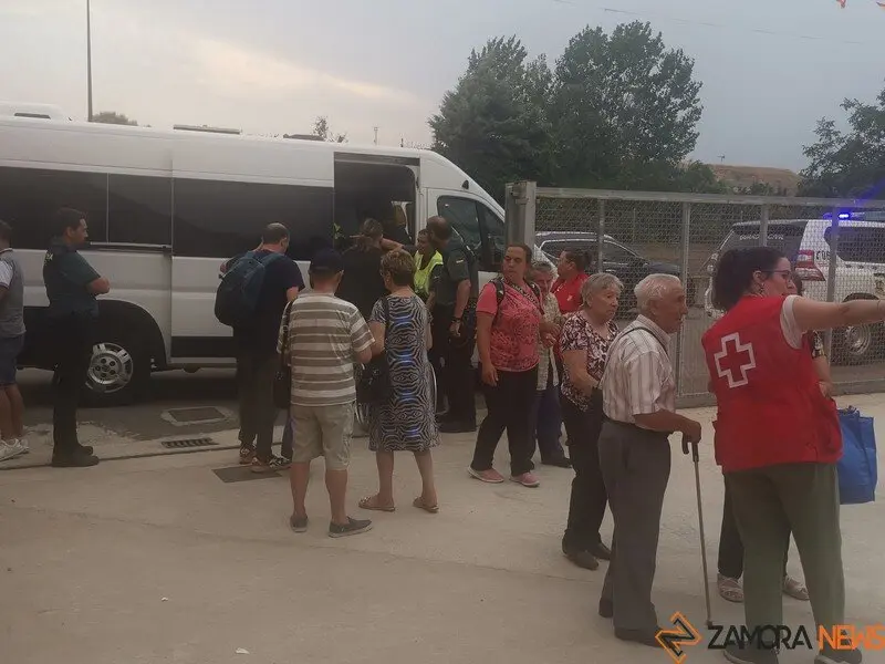 desalojados por los incendios en Camarzana de Tera _7