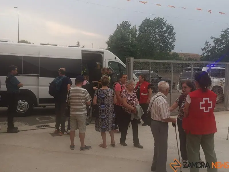 desalojados por los incendios en Camarzana de Tera _12
