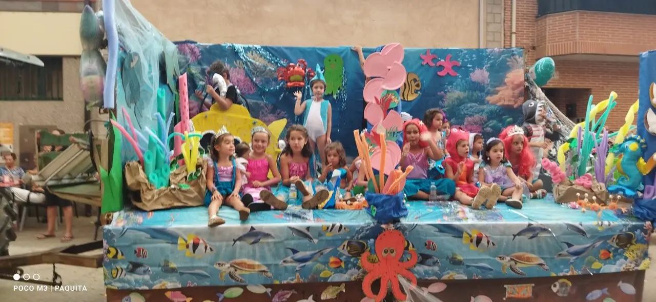 Desfile de carrozas en Quiruelas de Vidriales