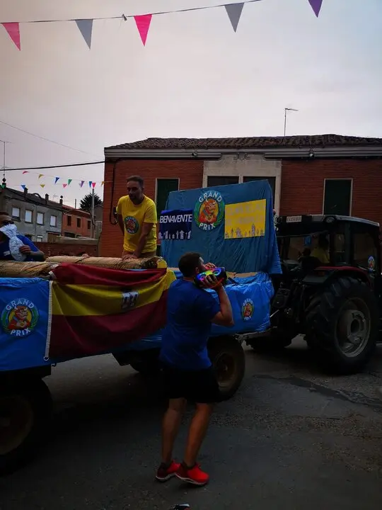 Desfile de carrozas en Quiruelas de Vidriales