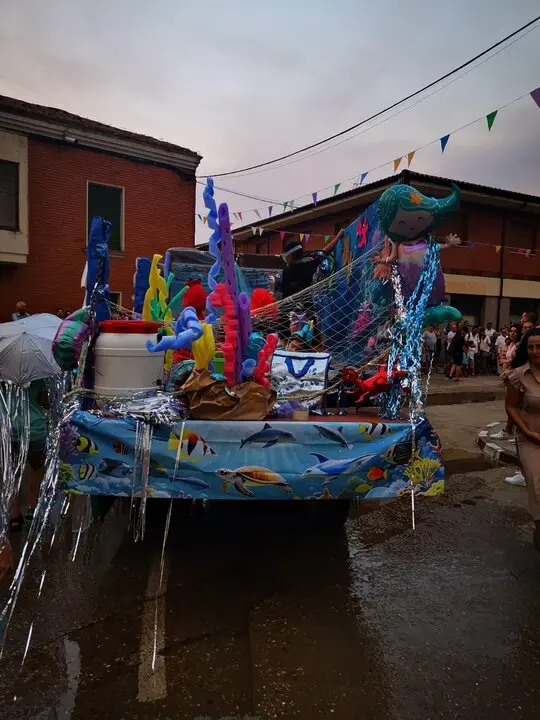 Desfile de carrozas en Quiruelas de Vidriales