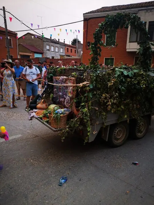 Desfile de carrozas en Quiruelas de Vidriales