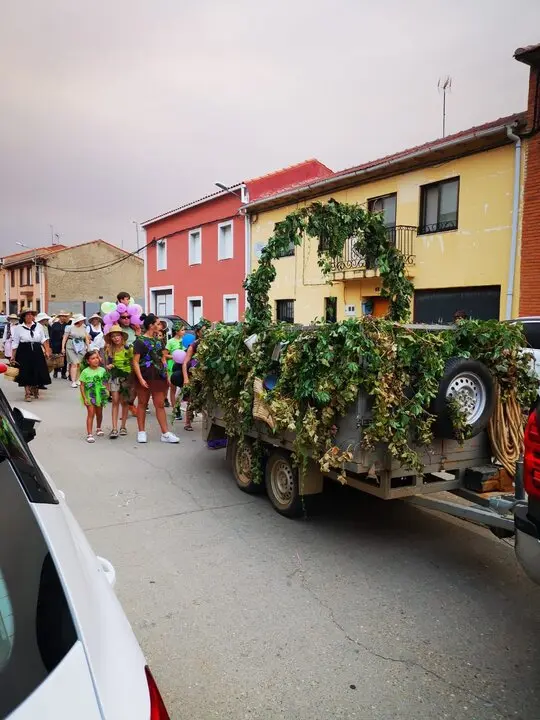 Desfile de carrozas en Quiruelas de Vidriales