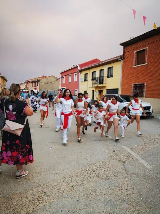 Desfile de carrozas en Quiruelas de Vidriales