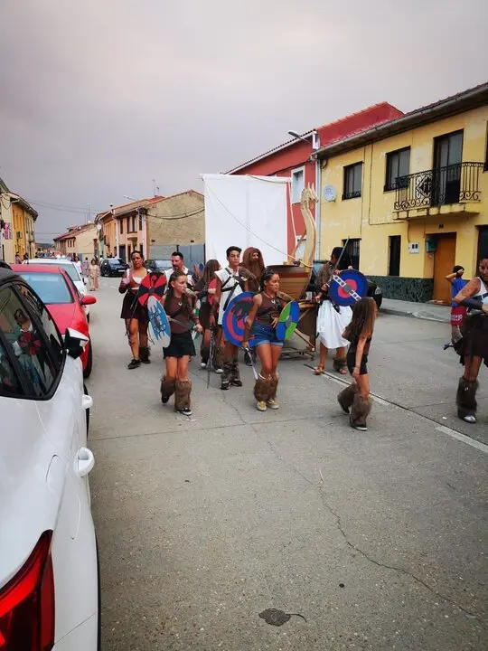 Desfile de carrozas en Quiruelas de Vidriales