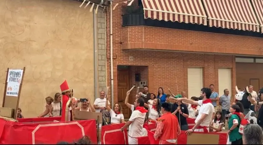 Desfile de carrozas en Quiruelas de Vidriales
