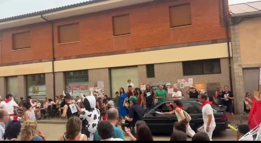 Desfile de carrozas en Quiruelas de Vidriales