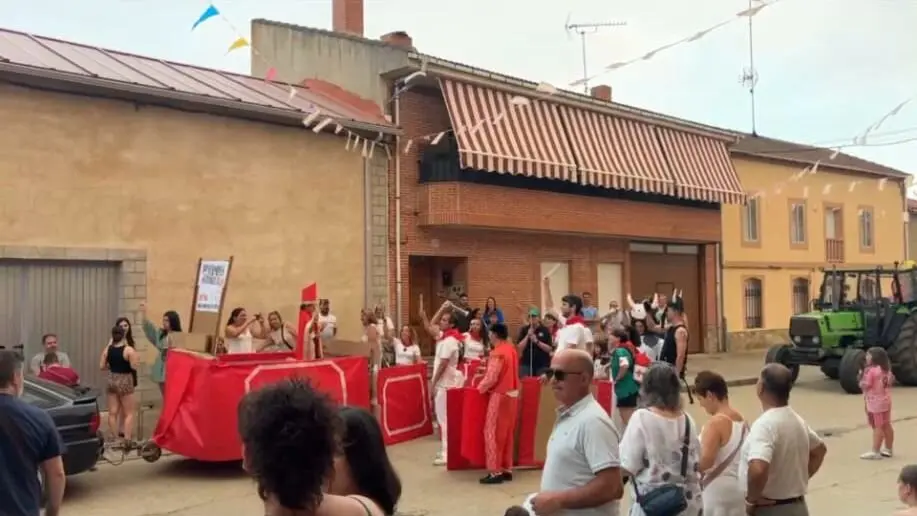 Desfile de carrozas en Quiruelas de Vidriales