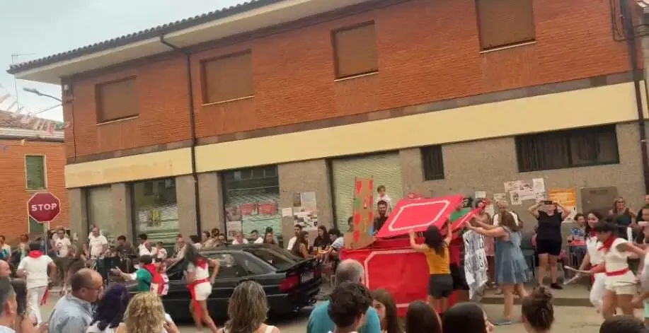 Desfile de carrozas en Quiruelas de Vidriales
