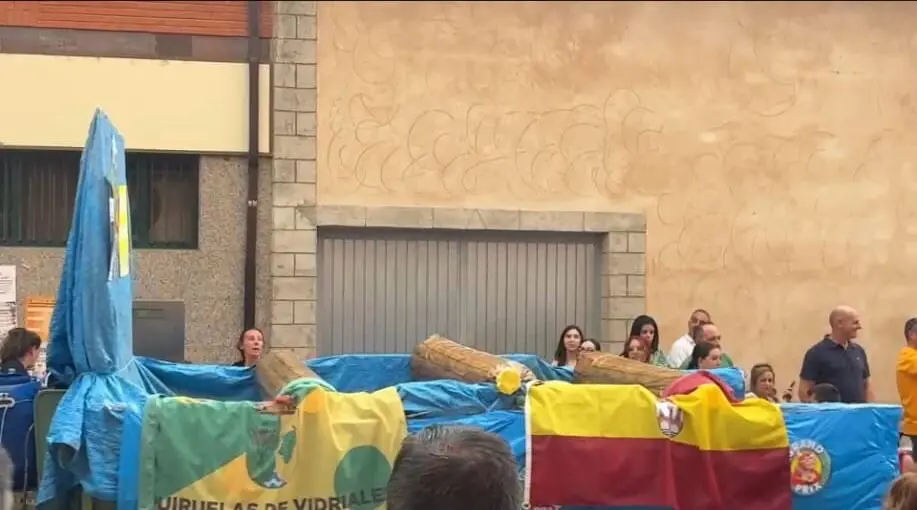 Desfile de carrozas en Quiruelas de Vidriales