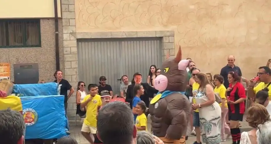 Desfile de carrozas en Quiruelas de Vidriales
