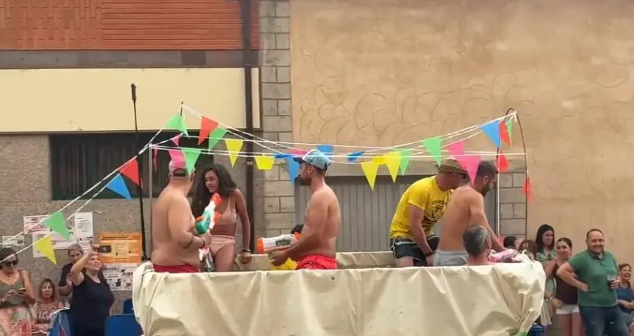 Desfile de carrozas en Quiruelas de Vidriales