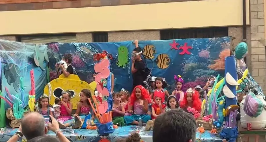 Desfile de carrozas en Quiruelas de Vidriales