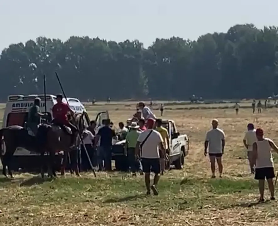 Accidente en Villamor: un toro provoca la caída de un jinete y 'lesiona' a un joven