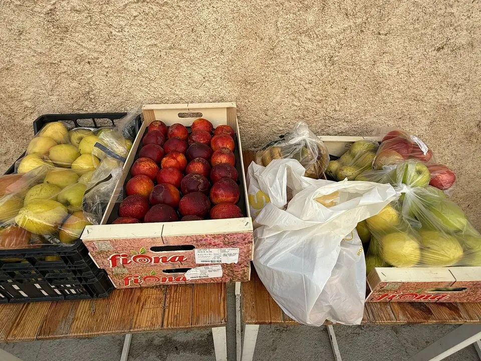 Los vecinos de Pinilla se solidarizan con alimentos y agua ante los incendios que asolan la provincia