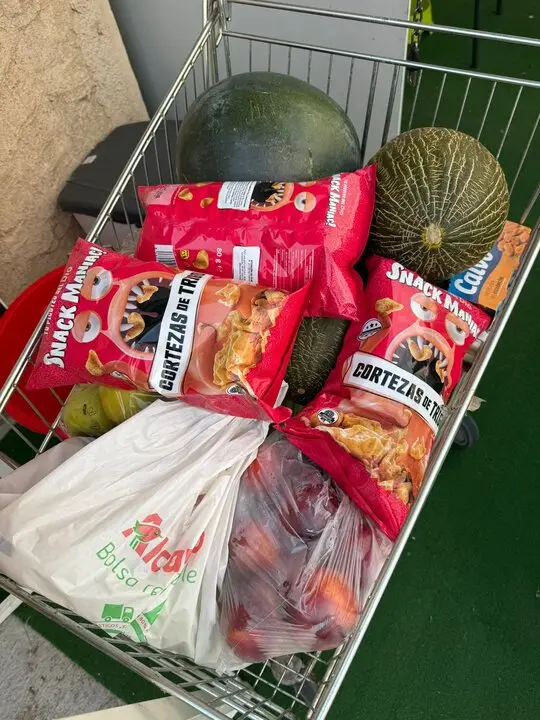 Los vecinos de Pinilla se solidarizan con alimentos y agua ante los incendios que asolan la provincia